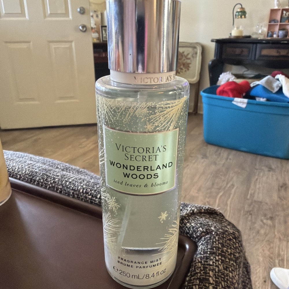 VICTORIA'S SECRET WONDERLAND WOODS BODY MIST 8.4 FL OZ LMT EDITION